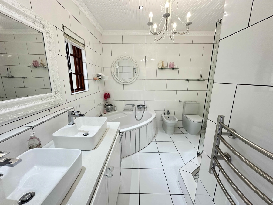 6 Bedroom Property for Sale in Kingfisher Creek Western Cape